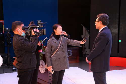 图为吴爱华副司长在启动仪式现场接受记者采访