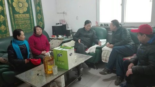 图为濮阳市残联党支部书记了解残疾人家庭需求情况