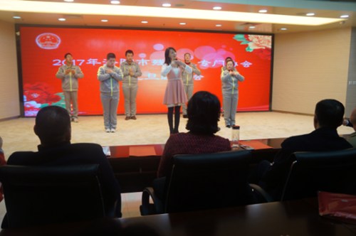 图为：洛阳市智力残疾人及亲友协会智障儿童的手语表演《最好的未来》