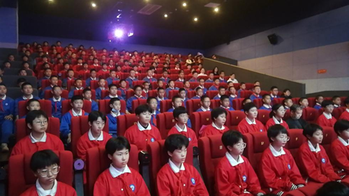 图为八中师生观影 图为八中师生观影
