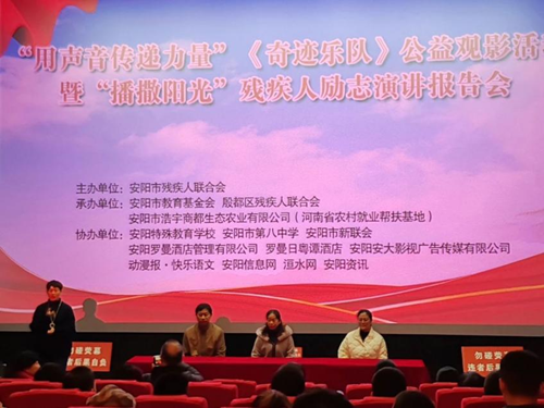 图为励志演讲团成员讲述个人成长故事 图为励志演讲团成员讲述个人成长故事