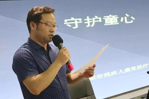 图为：洛阳市残疾人康复协会副会长胡伟致辞